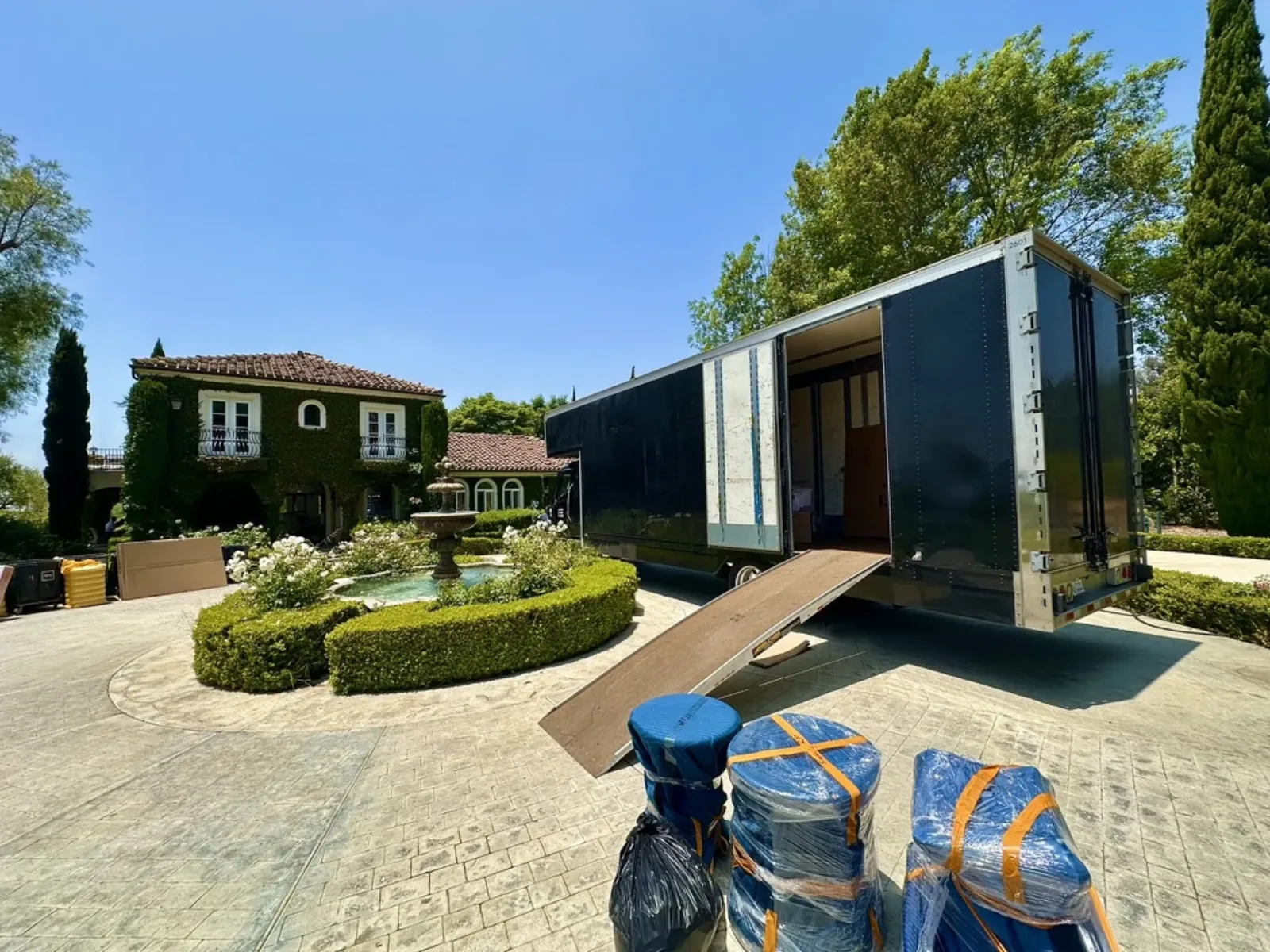 Elite Movers truck at a Ventura estate